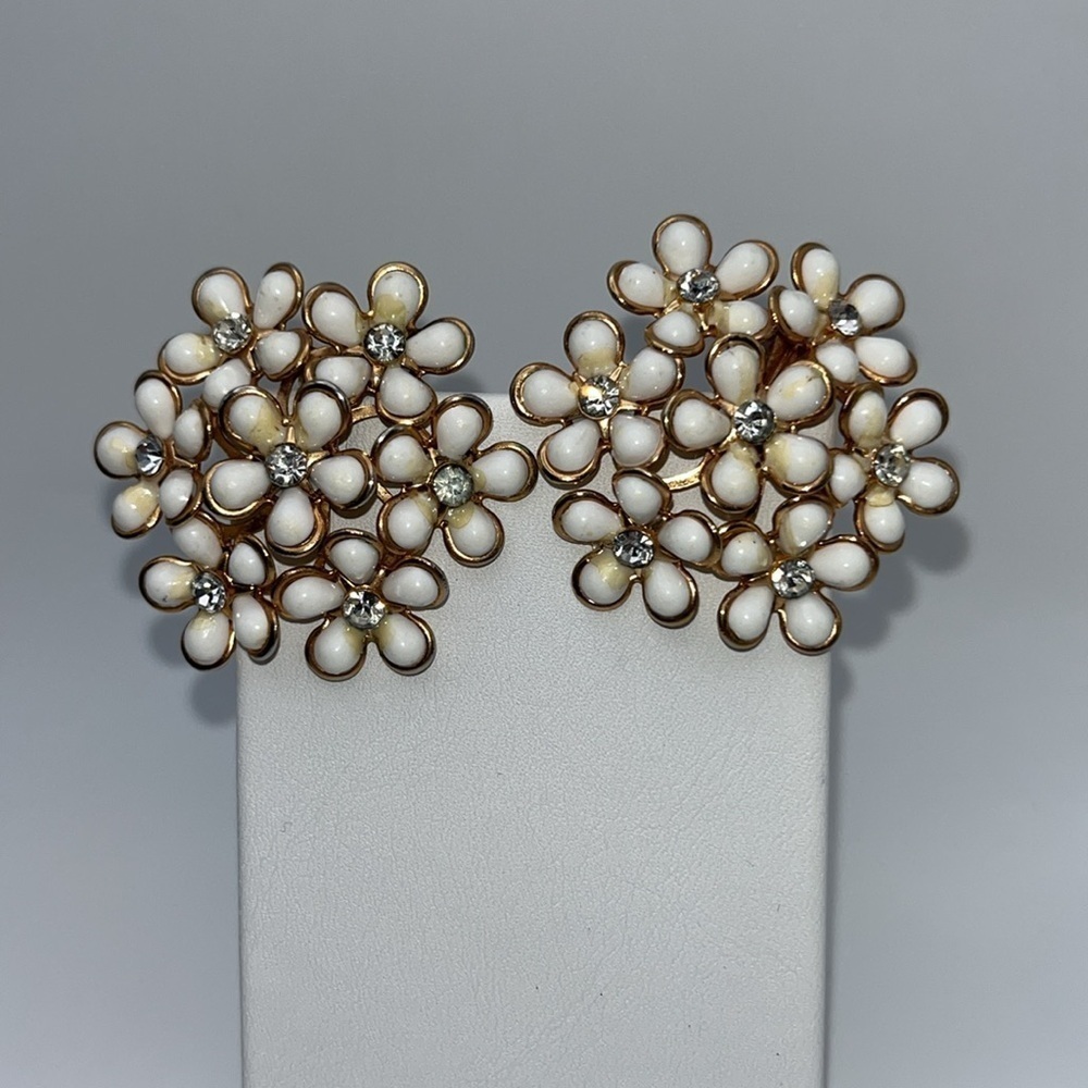 Large vintage statement white daisy flower rhinestone center clip on earrings
